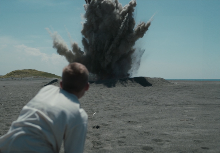 https://www.8horses.ch/files/gimgs/th-19_Groß (ELECTRIC CHILD_Lion on the beach explosion_Gabriel Sandru_8horses).jpeg