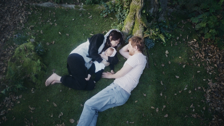 https://www.8horses.ch/files/gimgs/th-19_Groß (ELECTRIC CHILD_Sonny and Akiko under tree_Gabriel Sandru_8horses).jpeg